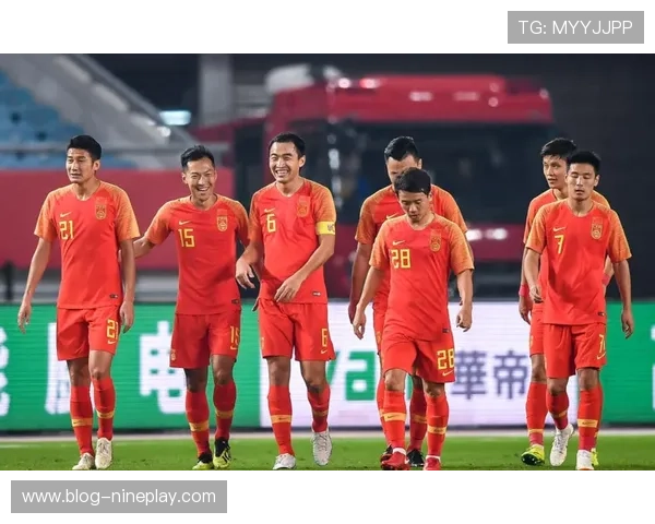 国足球星与娱乐圈女明星的跨界合作引发热议，背后的故事与影响揭秘