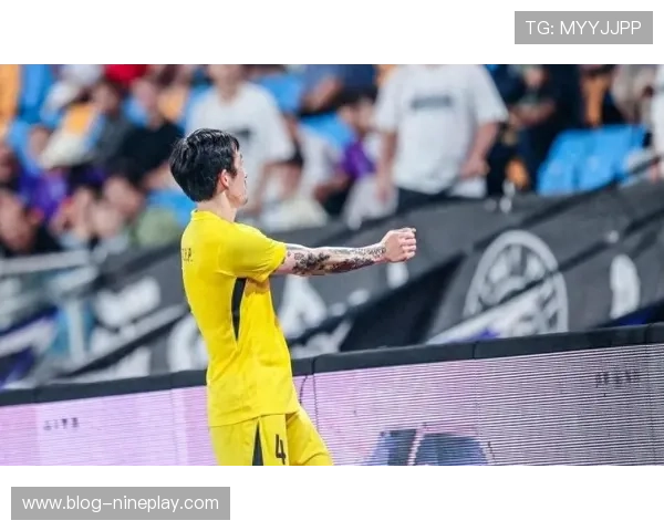 足球巨星赛场边淡定挖鼻屎引发球迷热议场上场下皆成焦点